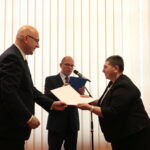 Minister Spraw Wewnętrznych i Administracji Joachim Brudziński wręczył samorządowcom warte ponad 30 milionów złotych promesy na dofinansowanie odbudowy infrastruktury drogowej zniszczonej przez kataklizmy / Marzena Mąkosa / Radio Kielce