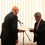 Minister Spraw Wewnętrznych i Administracji Joachim Brudziński wręczył samorządowcom warte ponad 30 milionów złotych promesy na dofinansowanie odbudowy infrastruktury drogowej zniszczonej przez kataklizmy / Marzena Mąkosa / Radio Kielce