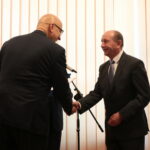 Minister Spraw Wewnętrznych i Administracji Joachim Brudziński wręczył samorządowcom warte ponad 30 milionów złotych promesy na dofinansowanie odbudowy infrastruktury drogowej zniszczonej przez kataklizmy / Marzena Mąkosa / Radio Kielce