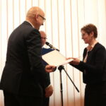 Minister Spraw Wewnętrznych i Administracji Joachim Brudziński wręczył samorządowcom warte ponad 30 milionów złotych promesy na dofinansowanie odbudowy infrastruktury drogowej zniszczonej przez kataklizmy / Marzena Mąkosa / Radio Kielce