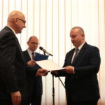 Minister Spraw Wewnętrznych i Administracji Joachim Brudziński wręczył samorządowcom warte ponad 30 milionów złotych promesy na dofinansowanie odbudowy infrastruktury drogowej zniszczonej przez kataklizmy / Marzena Mąkosa / Radio Kielce