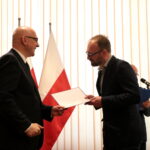 Minister Spraw Wewnętrznych i Administracji Joachim Brudziński wręczył samorządowcom warte ponad 30 milionów złotych promesy na dofinansowanie odbudowy infrastruktury drogowej zniszczonej przez kataklizmy / Marzena Mąkosa / Radio Kielce