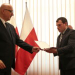 Minister Spraw Wewnętrznych i Administracji Joachim Brudziński wręczył samorządowcom warte ponad 30 milionów złotych promesy na dofinansowanie odbudowy infrastruktury drogowej zniszczonej przez kataklizmy / Marzena Mąkosa / Radio Kielce