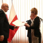 Minister Spraw Wewnętrznych i Administracji Joachim Brudziński wręczył samorządowcom warte ponad 30 milionów złotych promesy na dofinansowanie odbudowy infrastruktury drogowej zniszczonej przez kataklizmy / Marzena Mąkosa / Radio Kielce