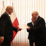 Minister Spraw Wewnętrznych i Administracji Joachim Brudziński wręczył samorządowcom warte ponad 30 milionów złotych promesy na dofinansowanie odbudowy infrastruktury drogowej zniszczonej przez kataklizmy / Marzena Mąkosa / Radio Kielce