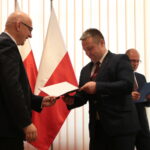 Minister Spraw Wewnętrznych i Administracji Joachim Brudziński wręczył samorządowcom warte ponad 30 milionów złotych promesy na dofinansowanie odbudowy infrastruktury drogowej zniszczonej przez kataklizmy / Marzena Mąkosa / Radio Kielce