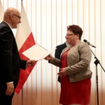 Minister Spraw Wewnętrznych i Administracji Joachim Brudziński wręczył samorządowcom warte ponad 30 milionów złotych promesy na dofinansowanie odbudowy infrastruktury drogowej zniszczonej przez kataklizmy / Marzena Mąkosa / Radio Kielce