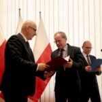 Minister Spraw Wewnętrznych i Administracji Joachim Brudziński wręczył samorządowcom warte ponad 30 milionów złotych promesy na dofinansowanie odbudowy infrastruktury drogowej zniszczonej przez kataklizmy / Marzena Mąkosa / Radio Kielce