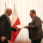 Minister Spraw Wewnętrznych i Administracji Joachim Brudziński wręczył samorządowcom warte ponad 30 milionów złotych promesy na dofinansowanie odbudowy infrastruktury drogowej zniszczonej przez kataklizmy / Marzena Mąkosa / Radio Kielce