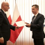 Minister Spraw Wewnętrznych i Administracji Joachim Brudziński wręczył samorządowcom warte ponad 30 milionów złotych promesy na dofinansowanie odbudowy infrastruktury drogowej zniszczonej przez kataklizmy / Marzena Mąkosa / Radio Kielce