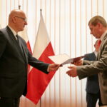 Minister Spraw Wewnętrznych i Administracji Joachim Brudziński wręczył samorządowcom warte ponad 30 milionów złotych promesy na dofinansowanie odbudowy infrastruktury drogowej zniszczonej przez kataklizmy / Marzena Mąkosa / Radio Kielce