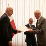 Minister Spraw Wewnętrznych i Administracji Joachim Brudziński wręczył samorządowcom warte ponad 30 milionów złotych promesy na dofinansowanie odbudowy infrastruktury drogowej zniszczonej przez kataklizmy / Marzena Mąkosa / Radio Kielce