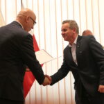 Minister Spraw Wewnętrznych i Administracji Joachim Brudziński wręczył samorządowcom warte ponad 30 milionów złotych promesy na dofinansowanie odbudowy infrastruktury drogowej zniszczonej przez kataklizmy / Marzena Mąkosa / Radio Kielce