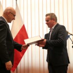 Minister Spraw Wewnętrznych i Administracji Joachim Brudziński wręczył samorządowcom warte ponad 30 milionów złotych promesy na dofinansowanie odbudowy infrastruktury drogowej zniszczonej przez kataklizmy / Marzena Mąkosa / Radio Kielce