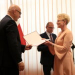 Minister Spraw Wewnętrznych i Administracji Joachim Brudziński wręczył samorządowcom warte ponad 30 milionów złotych promesy na dofinansowanie odbudowy infrastruktury drogowej zniszczonej przez kataklizmy / Marzena Mąkosa / Radio Kielce