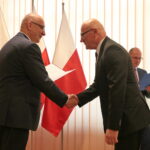 Minister Spraw Wewnętrznych i Administracji Joachim Brudziński wręczył samorządowcom warte ponad 30 milionów złotych promesy na dofinansowanie odbudowy infrastruktury drogowej zniszczonej przez kataklizmy / Marzena Mąkosa / Radio Kielce