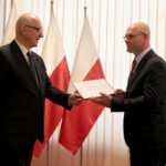 Minister Spraw Wewnętrznych i Administracji Joachim Brudziński wręczył samorządowcom warte ponad 30 milionów złotych promesy na dofinansowanie odbudowy infrastruktury drogowej zniszczonej przez kataklizmy / Marzena Mąkosa / Radio Kielce