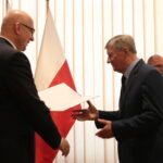 Minister Spraw Wewnętrznych i Administracji Joachim Brudziński wręczył samorządowcom warte ponad 30 milionów złotych promesy na dofinansowanie odbudowy infrastruktury drogowej zniszczonej przez kataklizmy / Marzena Mąkosa / Radio Kielce