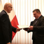 Minister Spraw Wewnętrznych i Administracji Joachim Brudziński wręczył samorządowcom warte ponad 30 milionów złotych promesy na dofinansowanie odbudowy infrastruktury drogowej zniszczonej przez kataklizmy / Marzena Mąkosa / Radio Kielce