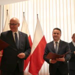 Minister Spraw Wewnętrznych i Administracji Joachim Brudziński wręczył samorządowcom warte ponad 30 milionów złotych promesy na dofinansowanie odbudowy infrastruktury drogowej zniszczonej przez kataklizmy / Marzena Mąkosa / Radio Kielce
