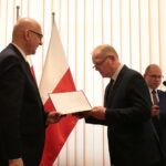 Minister Spraw Wewnętrznych i Administracji Joachim Brudziński wręczył samorządowcom warte ponad 30 milionów złotych promesy na dofinansowanie odbudowy infrastruktury drogowej zniszczonej przez kataklizmy / Marzena Mąkosa / Radio Kielce
