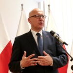 Minister Spraw Wewnętrznych i Administracji Joachim Brudziński wręczył samorządowcom warte ponad 30 milionów złotych promesy na dofinansowanie odbudowy infrastruktury drogowej zniszczonej przez kataklizmy / Marzena Mąkosa / Radio Kielce