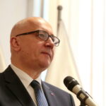Minister Spraw Wewnętrznych i Administracji Joachim Brudziński wręczył samorządowcom warte ponad 30 milionów złotych promesy na dofinansowanie odbudowy infrastruktury drogowej zniszczonej przez kataklizmy / Marzena Mąkosa / Radio Kielce