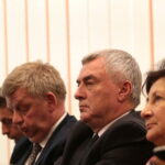 Minister Spraw Wewnętrznych i Administracji Joachim Brudziński wręczył samorządowcom warte ponad 30 milionów złotych promesy na dofinansowanie odbudowy infrastruktury drogowej zniszczonej przez kataklizmy / Marzena Mąkosa / Radio Kielce