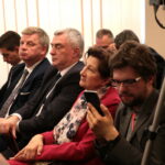 Minister Spraw Wewnętrznych i Administracji Joachim Brudziński wręczył samorządowcom warte ponad 30 milionów złotych promesy na dofinansowanie odbudowy infrastruktury drogowej zniszczonej przez kataklizmy / Marzena Mąkosa / Radio Kielce