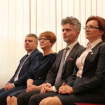 Minister Spraw Wewnętrznych i Administracji Joachim Brudziński wręczył samorządowcom warte ponad 30 milionów złotych promesy na dofinansowanie odbudowy infrastruktury drogowej zniszczonej przez kataklizmy / Marzena Mąkosa / Radio Kielce