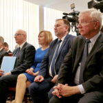 Minister Spraw Wewnętrznych i Administracji Joachim Brudziński wręczył samorządowcom warte ponad 30 milionów złotych promesy na dofinansowanie odbudowy infrastruktury drogowej zniszczonej przez kataklizmy / Marzena Mąkosa / Radio Kielce