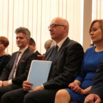 Minister Spraw Wewnętrznych i Administracji Joachim Brudziński wręczył samorządowcom warte ponad 30 milionów złotych promesy na dofinansowanie odbudowy infrastruktury drogowej zniszczonej przez kataklizmy / Marzena Mąkosa / Radio Kielce