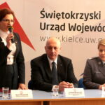 Spotkanie Ministra Spraw Wewnętrznych z wojewódzkimi szefami służb podlegającymi jego resortowi. Agata Wojtyszek - wojewoda świętokrzyski, Joachim Brudziński - Minister Spraw Wewnętrznych i Administracji, nadinsp. Helena Michalak - zastępca Komendanta Głównego Policji / Marzena Mąkosa / Radio Kielce