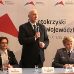 Spotkanie Ministra Spraw Wewnętrznych z wojewódzkimi szefami służb podlegającymi jego resortowi. Agata Wojtyszek - wojewoda świętokrzyski, Joachim Brudziński - Minister Spraw Wewnętrznych i Administracji, nadinsp. Helena Michalak - zastępca Komendanta Głównego Policji / Marzena Mąkosa / Radio Kielce