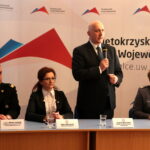 Spotkanie Ministra Spraw Wewnętrznych z wojewódzkimi szefami służb podlegającymi jego resortowi. nadbryg. Marek Jasiński - zastępca Komendanta Głównego Państwowej Straży Pożarnej, Agata Wojtyszek - wojewoda świętokrzyski, Joachim Brudziński - Minister Spraw Wewnętrznych i Administracji, nadinsp. Helena Michalak - zastępca Komendanta Głównego Policji / Marzena Mąkosa / Radio Kielce