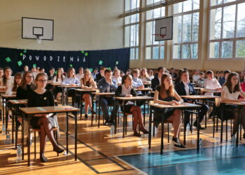 Uczniowie przystępują do egzaminu gimnazjalnego / Marzena Mąkosa / Radio Kielce