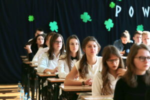 Uczniowie przystępują do egzaminu gimnazjalnego / Marzena Mąkosa / Radio Kielce