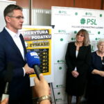 Konferencja PSL o "emeryturze bez podatku". Adam Jarubas - prezes struktur PSL w województwie świętokrzyskim, Bogusława Wypych - radna Sejmiku Województwa Świętokrzyskiego, Marianna Szymkiewicz - przewodnicząca Okręgowej Sekcji Emerytów i Rencistów ZNP / Marzena Mąkosa / Radio Kielce