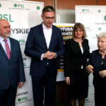 Konferencja PSL o "emeryturze bez podatku". Jerzy Pyrek - doradca ds. seniorów, Adam Jarubas - prezes struktur PSL w województwie świętokrzyskim, Bogusława Wypych - radna Sejmiku Województwa Świętokrzyskiego,   Marianna Szymkiewicz - przewodnicząca Okręgowej Sekcji Emerytów i Rencistów ZNP / Marzena Mąkosa / Radio Kielce