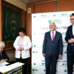 Konferencja PSL o "emeryturze bez podatku". Marianna Szymkiewicz - przewodnicząca Okręgowej Sekcji Emerytów i Rencistów ZNP, Elżbieta Sputo - zastępca przewodniczącej Okręgowej Sekcji Emerytów i Rencistów ZNP, Jerzy Pyrek - doradca ds. seniorów, Adam Jarubas - prezes struktur PSL w województwie świętokrzyskim  / Marzena Mąkosa / Radio Kielce