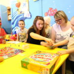 Turniej gier planszowych na dziecięcym oddziale hematologicznym w szpitalu wojewódzkim / Marzena Mąkosa / Radio Kielce