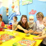 Turniej gier planszowych na dziecięcym oddziale hematologicznym w szpitalu wojewódzkim / Marzena Mąkosa / Radio Kielce