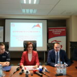 Nowe funkcje Centrum Powiadamiania Ratunkowego w Kielcach - przejęcie obsługi numeru alarmowego 997 przez Centrum Powiadamiania Ratunkowego. Insp. Dariusz Augustyniak - komendant wojewódzki policji w Kielcach, Agata Wojtyszek - wojewoda świętokrzyski, Michał Warszawski - dyrektor Wydziału Bezpieczeństwa i Zarządzania Kryzysowego ŚUW w Kielcach, Tomasz Chojecki - kierownik Wydziału Bezpieczeństwa i Zarządzania Kryzysowego ŚUW w Kielcach / Marzena Mąkosa / Radio Kielce