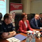 Nowe funkcje Centrum Powiadamiania Ratunkowego w Kielcach - przejęcie obsługi numeru alarmowego 997 przez Centrum Powiadamiania Ratunkowego. Insp. Dariusz Augustyniak - komendant wojewódzki policji w Kielcach, Agata Wojtyszek - wojewoda świętokrzyski, Michał Warszawski - dyrektor Wydziału Bezpieczeństwa i Zarządzania Kryzysowego ŚUW w Kielcach / Marzena Mąkosa / Radio Kielce