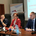 Nowe funkcje Centrum Powiadamiania Ratunkowego w Kielcach - przejęcie obsługi numeru alarmowego 997 przez Centrum Powiadamiania Ratunkowego. Insp. Dariusz Augustyniak - komendant wojewódzki policji w Kielcach, Agata Wojtyszek - wojewoda świętokrzyski, Michał Warszawski - dyrektor Wydziału Bezpieczeństwa i Zarządzania Kryzysowego ŚUW w Kielcach / Marzena Mąkosa / Radio Kielce