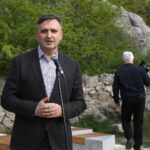 Odsłonięcie "Ławeczek Jerzego Kapuścińskiego" na kieleckiej Kadzielni. Na zdjęciu: Jacek Kowalczyk - dyrektor Departamentu Promocji, Edukacji, Kultury i Sportu Urzędu Marszałkowskiego  / Marzena Mąkosa / Radio Kielce