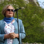 Odsłonięcie "Ławeczek Jerzego Kapuścińskiego" na kieleckiej Kadzielni. Elżbieta Czajkowska - Dyrektor Geoparku w Kielcach  / Marzena Mąkosa / Radio Kielce