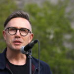 Odsłonięcie "Ławeczek Jerzego Kapuścińskiego" na kieleckiej Kadzielni. Michał Gdak - Architekt Instytutu Dizajnu w Kielcach / Marzena Mąkosa / Radio Kielce