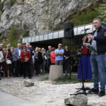 Odsłonięcie "Ławeczek Jerzego Kapuścińskiego" na kieleckiej Kadzielni. Robert Biernacki - Ambasador Fundacji Jaśka Meli Poza Horyzonty, założyciel Honorowego Komitetu Pamięci Jerzego Kapuścińskiego  / Marzena Mąkosa / Radio Kielce