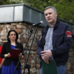 Odsłonięcie "Ławeczek Jerzego Kapuścińskiego" na kieleckiej Kadzielni. Robert Biernacki - Ambasador Fundacji Jaśka Meli Poza Horyzonty, założyciel Honorowego Komitetu Pamięci Jerzego Kapuścińskiego  / Marzena Mąkosa / Radio Kielce